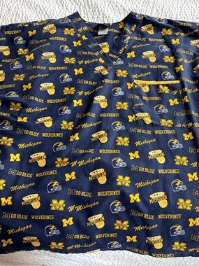 Scrub Dudz university of Michigan Scrub Top Sz L